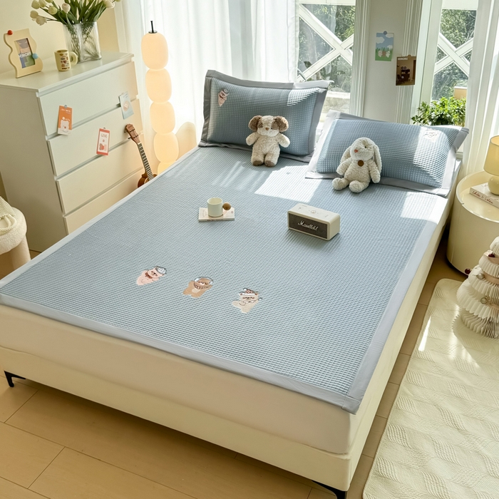 91家纺网 家纺一手货源 找家纺 萌飞 2025新款乙纶PE中分子华夫格凉豆豆凉席 中分子PE凉豆豆凉席-欢乐熊-时尚蓝【平铺款】