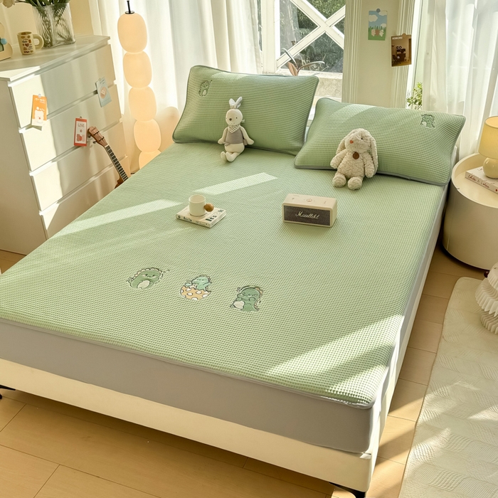 91家纺网 家纺一手货源 找家纺 萌飞 2025新款乙纶PE中分子华夫格凉豆豆凉席 中分子PE凉豆豆凉席-调皮小恐龙-果绿【床笠款】