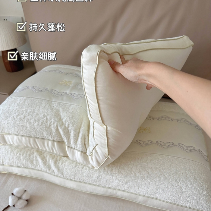 91家纺网 家纺一手货源 找家纺 （总）昕科 2025新款蕾丝复合蚕丝枕-桑蚕丝刺绣蝴蝶蕾丝花边枕芯莱赛尔纤维天丝立体枕头