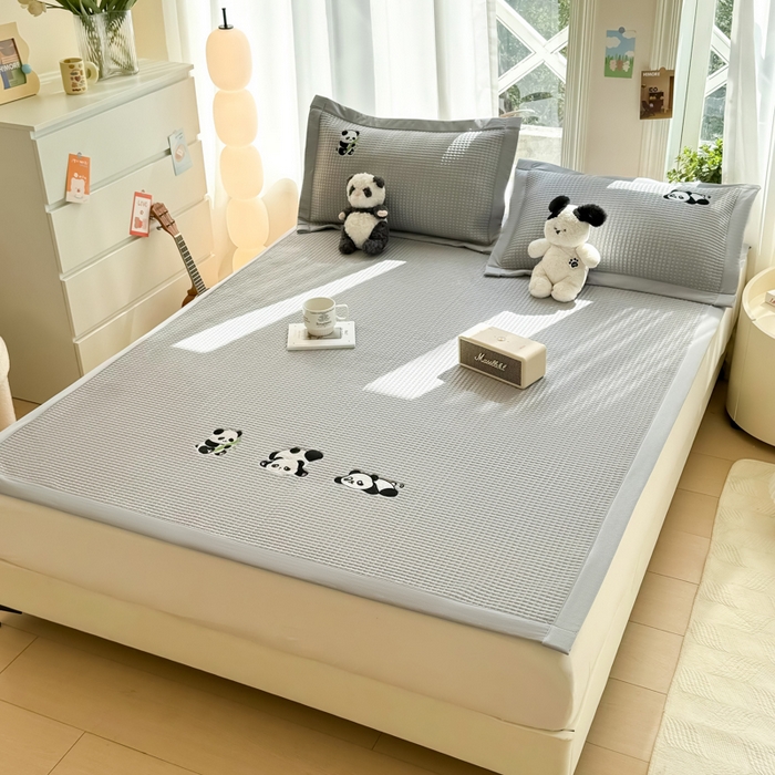 91家纺网 家纺一手货源 找家纺 萌飞 2025新款乙纶PE中分子华夫格凉豆豆凉席 中分子PE凉豆豆凉席-快乐熊猫-灰【平铺款】