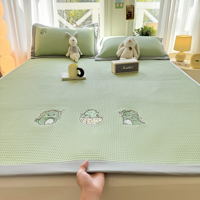 91家纺网 家纺一手货源 找家纺 萌飞 2025新款乙纶PE中分子华夫格凉豆豆凉席 中分子PE凉豆豆凉席-调皮小恐龙-果绿【平铺款】