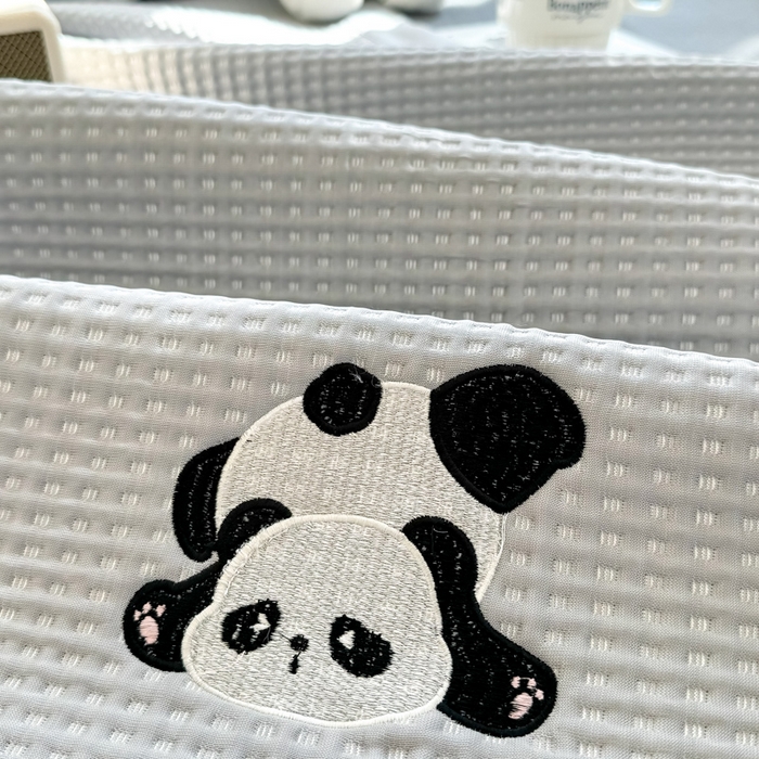 91家纺网 家纺一手货源 找家纺 萌飞 2025新款乙纶PE中分子华夫格凉豆豆凉席 中分子PE凉豆豆凉席-快乐熊猫-灰【平铺款】