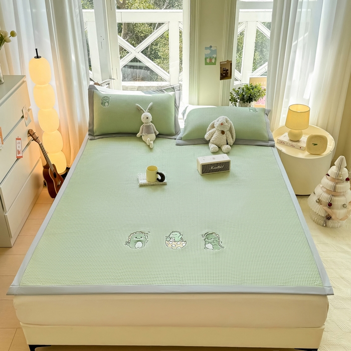 91家纺网 家纺一手货源 找家纺 萌飞 2025新款乙纶PE中分子华夫格凉豆豆凉席 中分子PE凉豆豆凉席-调皮小恐龙-果绿【平铺款】