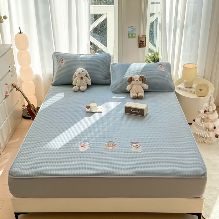 91家纺网 家纺一手货源 找家纺 萌飞 2025新款乙纶PE中分子华夫格凉豆豆凉席 中分子PE凉豆豆凉席-欢乐熊-时尚蓝【床笠款】