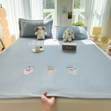91家纺网 家纺一手货源 找家纺 萌飞 2025新款乙纶PE中分子华夫格凉豆豆凉席 中分子PE凉豆豆凉席-欢乐熊-时尚蓝【平铺款】