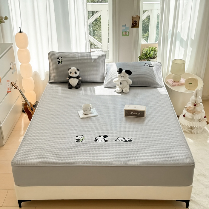 91家纺网 家纺一手货源 找家纺 萌飞 2025新款乙纶PE中分子华夫格凉豆豆凉席 中分子PE凉豆豆凉席-快乐熊猫-灰【床笠款】