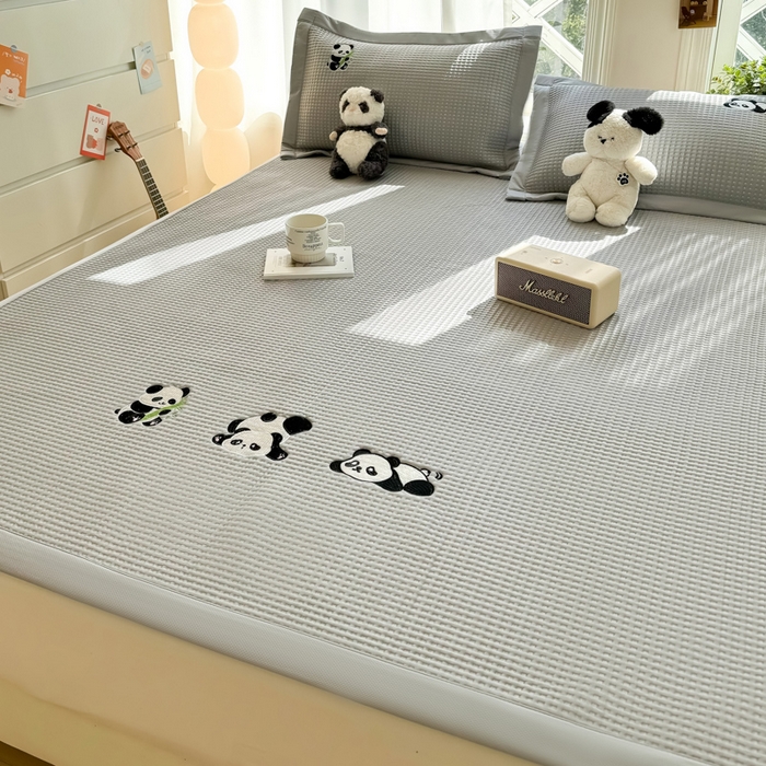 91家纺网 家纺一手货源 找家纺 萌飞 2025新款乙纶PE中分子华夫格凉豆豆凉席 中分子PE凉豆豆凉席-快乐熊猫-灰【平铺款】