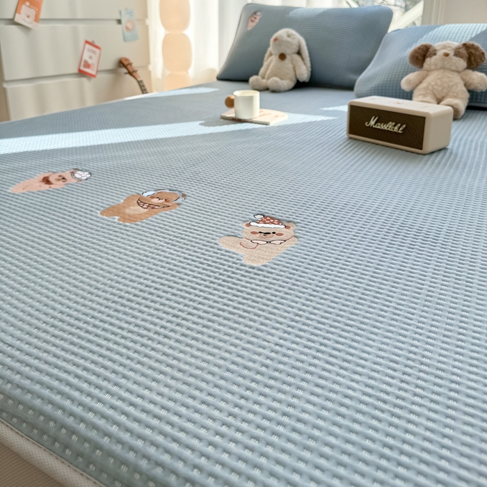 91家纺网 家纺一手货源 找家纺 萌飞 2025新款乙纶PE中分子华夫格凉豆豆凉席 中分子PE凉豆豆凉席-欢乐熊-时尚蓝【床笠款】