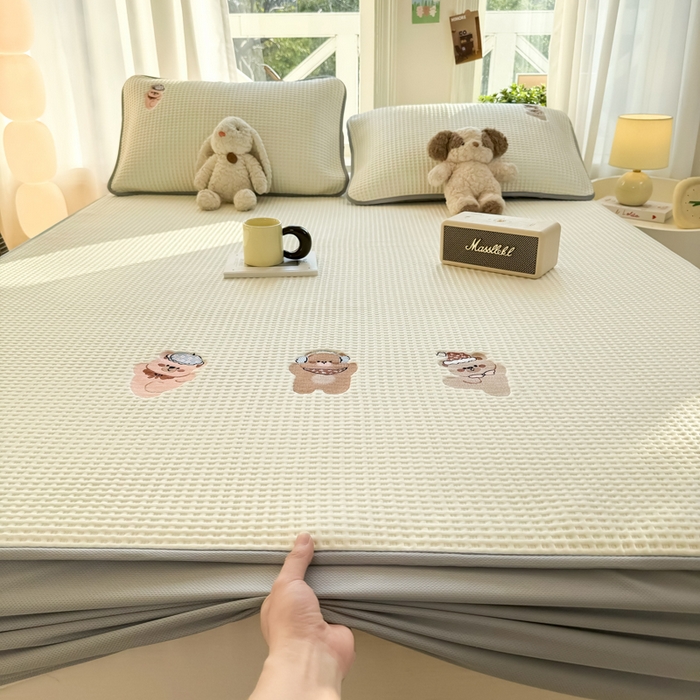 91家纺网 家纺一手货源 找家纺 萌飞 2025新款乙纶PE中分子华夫格凉豆豆凉席 中分子PE凉豆豆凉席-欢乐熊-米白【床笠款】