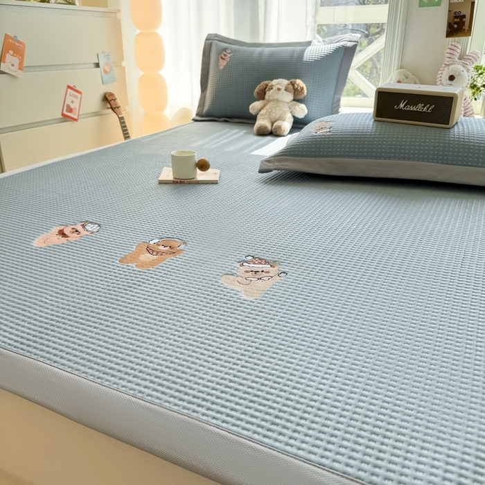 91家纺网 家纺一手货源 找家纺 萌飞 2025新款乙纶PE中分子华夫格凉豆豆凉席 中分子PE凉豆豆凉席-欢乐熊-时尚蓝【平铺款】