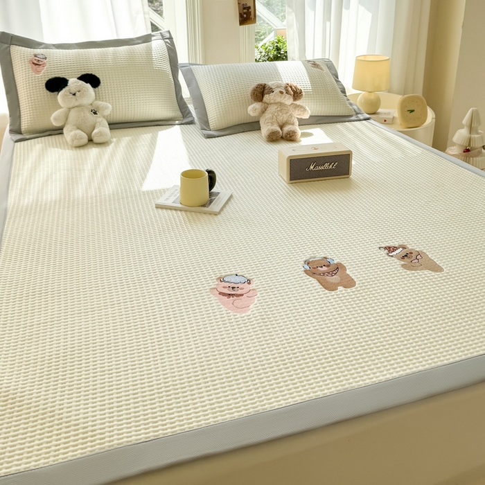 91家纺网 家纺一手货源 找家纺 萌飞 2025新款乙纶PE中分子华夫格凉豆豆凉席 中分子PE凉豆豆凉席-欢乐熊-米白【平铺款】