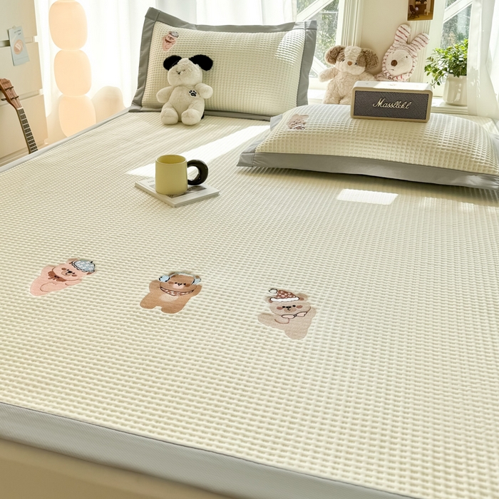 91家纺网 家纺一手货源 找家纺 萌飞 2025新款乙纶PE中分子华夫格凉豆豆凉席 中分子PE凉豆豆凉席-欢乐熊-米白【平铺款】