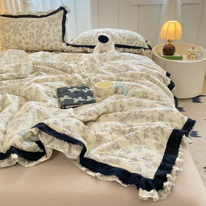 91家纺网 家纺一手货源 找家纺 大麦家纺 2025新款云感双层纱花边夏被四件套 复古印刷