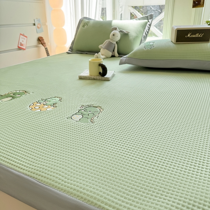 91家纺网 家纺一手货源 找家纺 萌飞 2025新款乙纶PE中分子华夫格凉豆豆凉席 中分子PE凉豆豆凉席-调皮小恐龙-果绿【平铺款】