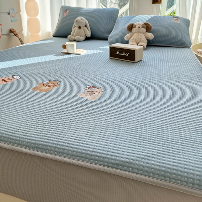 91家纺网 家纺一手货源 找家纺 萌飞 2025新款乙纶PE中分子华夫格凉豆豆凉席 中分子PE凉豆豆凉席-欢乐熊-时尚蓝【床笠款】