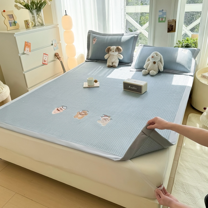 91家纺网 家纺一手货源 找家纺 萌飞 2025新款乙纶PE中分子华夫格凉豆豆凉席 中分子PE凉豆豆凉席-欢乐熊-时尚蓝【平铺款】