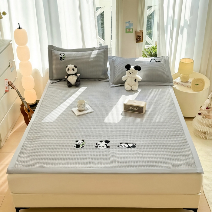 91家纺网 家纺一手货源 找家纺 萌飞 2025新款乙纶PE中分子华夫格凉豆豆凉席 中分子PE凉豆豆凉席-快乐熊猫-灰【平铺款】