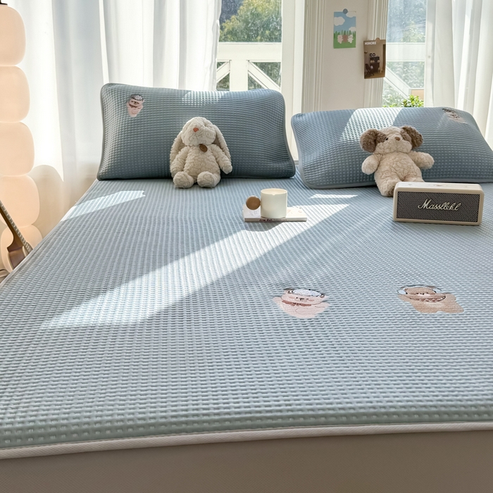 91家纺网 家纺一手货源 找家纺 萌飞 2025新款乙纶PE中分子华夫格凉豆豆凉席 中分子PE凉豆豆凉席-欢乐熊-时尚蓝【床笠款】