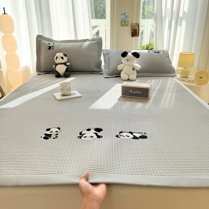 91家纺网 家纺一手货源 找家纺 萌飞 2025新款乙纶PE中分子华夫格凉豆豆凉席 中分子PE凉豆豆凉席-快乐熊猫-灰【平铺款】