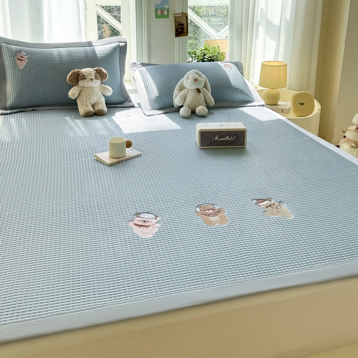 91家纺网 家纺一手货源 找家纺 萌飞 2025新款乙纶PE中分子华夫格凉豆豆凉席 中分子PE凉豆豆凉席-欢乐熊-时尚蓝【平铺款】