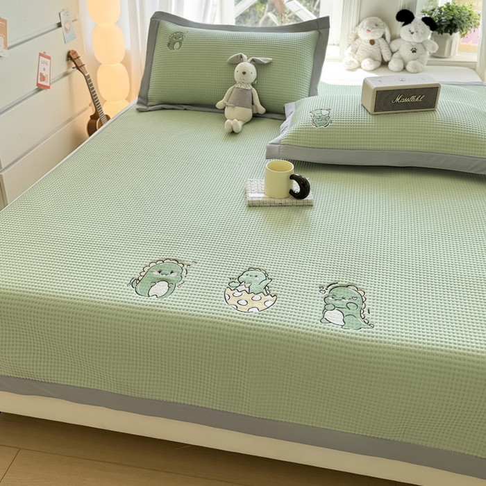 91家纺网 家纺一手货源 找家纺 萌飞 2025新款乙纶PE中分子华夫格凉豆豆凉席 中分子PE凉豆豆凉席-调皮小恐龙-果绿【平铺款】