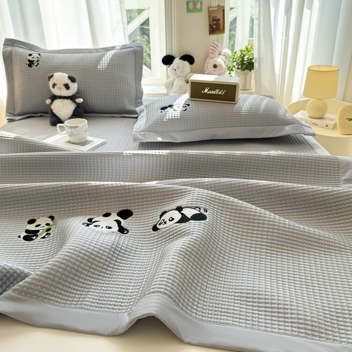 91家纺网 家纺一手货源 找家纺 萌飞 2025新款乙纶PE中分子华夫格凉豆豆凉席 中分子PE凉豆豆凉席-快乐熊猫-灰【平铺款】