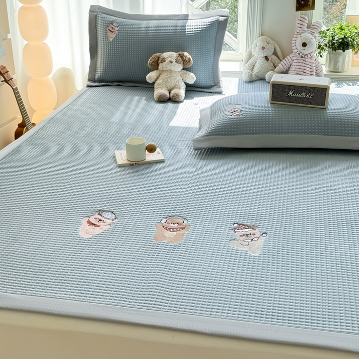 91家纺网 家纺一手货源 找家纺 萌飞 2025新款乙纶PE中分子华夫格凉豆豆凉席 中分子PE凉豆豆凉席-欢乐熊-时尚蓝【平铺款】