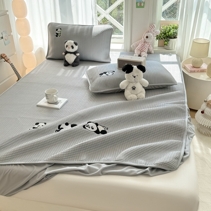 91家纺网 家纺一手货源 找家纺 萌飞 2025新款乙纶PE中分子华夫格凉豆豆凉席 中分子PE凉豆豆凉席-快乐熊猫-灰【床笠款】