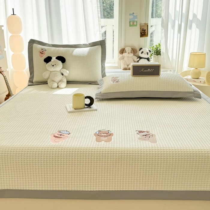 91家纺网 家纺一手货源 找家纺 萌飞 2025新款乙纶PE中分子华夫格凉豆豆凉席 中分子PE凉豆豆凉席-欢乐熊-米白【平铺款】