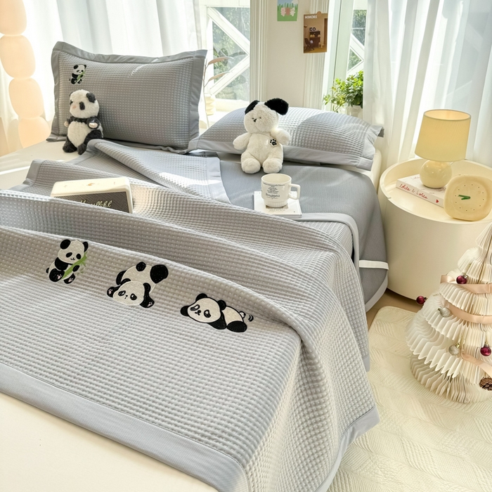 91家纺网 家纺一手货源 找家纺 萌飞 2025新款乙纶PE中分子华夫格凉豆豆凉席 中分子PE凉豆豆凉席-快乐熊猫-灰【平铺款】