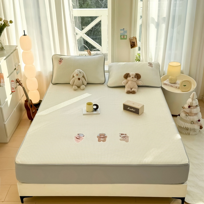 91家纺网 家纺一手货源 找家纺 萌飞 2025新款乙纶PE中分子华夫格凉豆豆凉席 中分子PE凉豆豆凉席-欢乐熊-米白【床笠款】