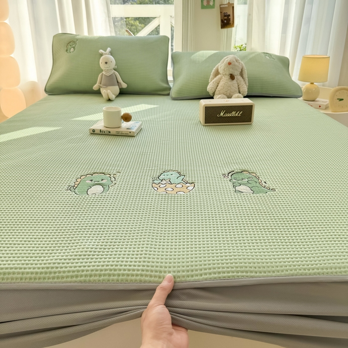 91家纺网 家纺一手货源 找家纺 萌飞 2025新款乙纶PE中分子华夫格凉豆豆凉席 中分子PE凉豆豆凉席-调皮小恐龙-果绿【床笠款】