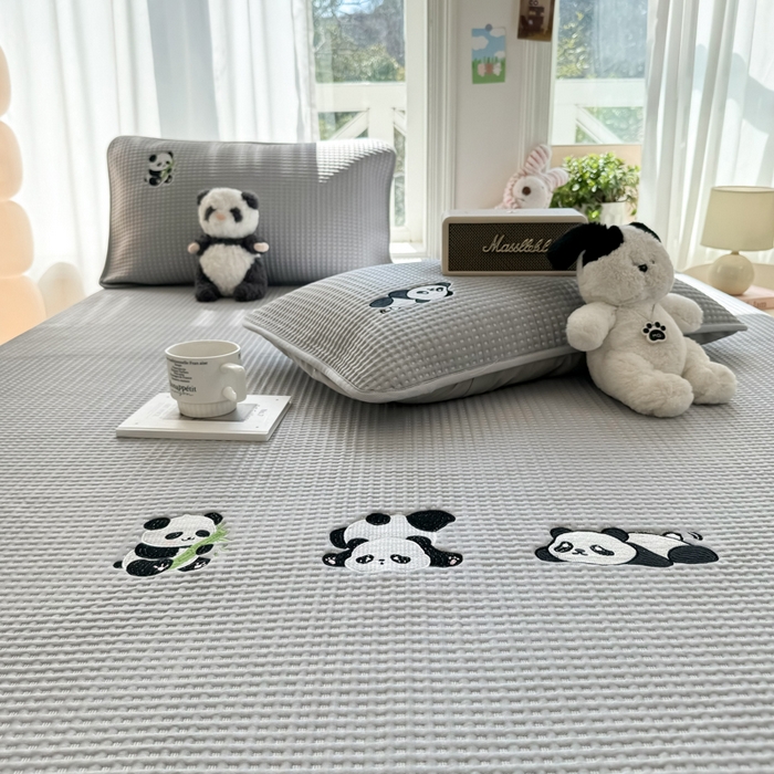 91家纺网 家纺一手货源 找家纺 萌飞 2025新款乙纶PE中分子华夫格凉豆豆凉席 中分子PE凉豆豆凉席-快乐熊猫-灰【床笠款】