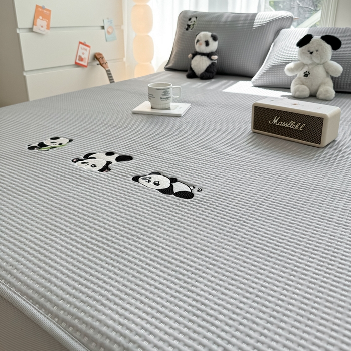 91家纺网 家纺一手货源 找家纺 萌飞 2025新款乙纶PE中分子华夫格凉豆豆凉席 中分子PE凉豆豆凉席-快乐熊猫-灰【床笠款】