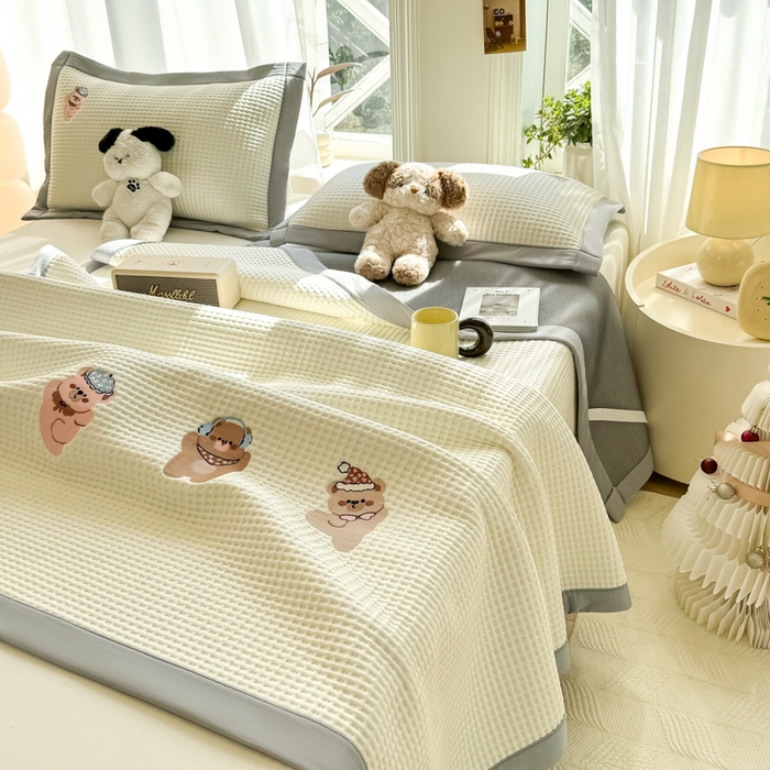 91家纺网 家纺一手货源 找家纺 萌飞 2025新款乙纶PE中分子华夫格凉豆豆凉席 中分子PE凉豆豆凉席-欢乐熊-米白【平铺款】