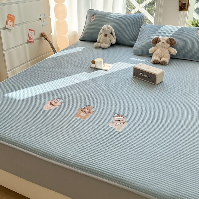 91家纺网 家纺一手货源 找家纺 萌飞 2025新款乙纶PE中分子华夫格凉豆豆凉席 中分子PE凉豆豆凉席-欢乐熊-时尚蓝【床笠款】