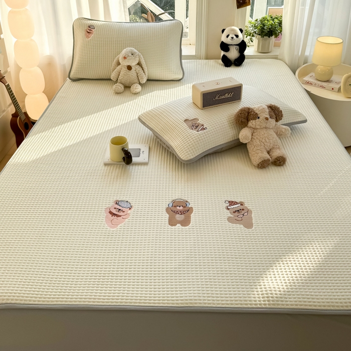 91家纺网 家纺一手货源 找家纺 萌飞 2025新款乙纶PE中分子华夫格凉豆豆凉席 中分子PE凉豆豆凉席-欢乐熊-米白【床笠款】