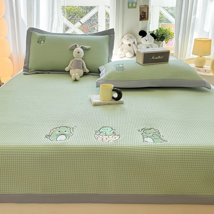 91家纺网 家纺一手货源 找家纺 萌飞 2025新款乙纶PE中分子华夫格凉豆豆凉席 中分子PE凉豆豆凉席-调皮小恐龙-果绿【平铺款】