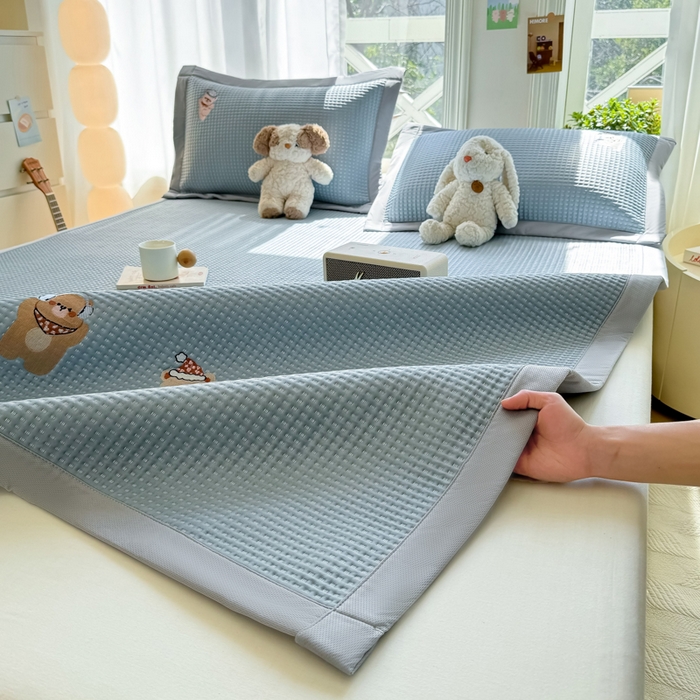 91家纺网 家纺一手货源 找家纺 萌飞 2025新款乙纶PE中分子华夫格凉豆豆凉席 中分子PE凉豆豆凉席-欢乐熊-时尚蓝【平铺款】