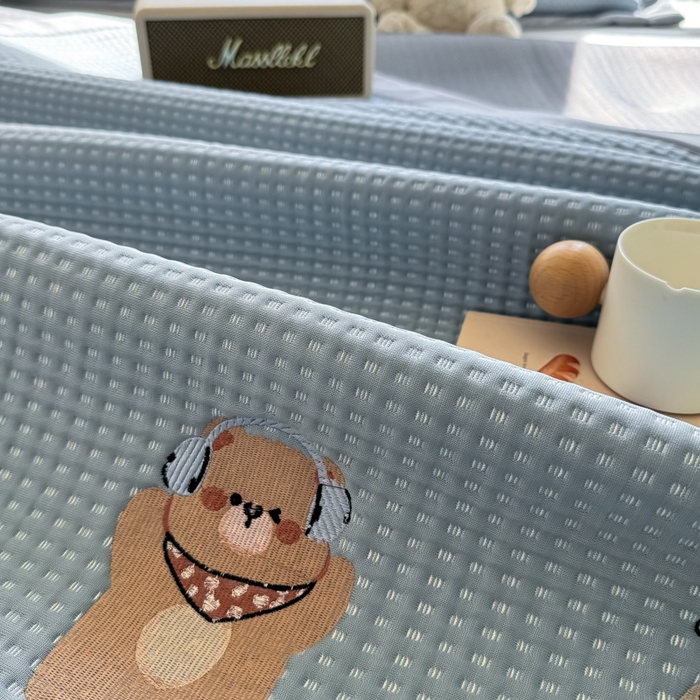 91家纺网 家纺一手货源 找家纺 萌飞 2025新款乙纶PE中分子华夫格凉豆豆凉席 中分子PE凉豆豆凉席-欢乐熊-时尚蓝【平铺款】