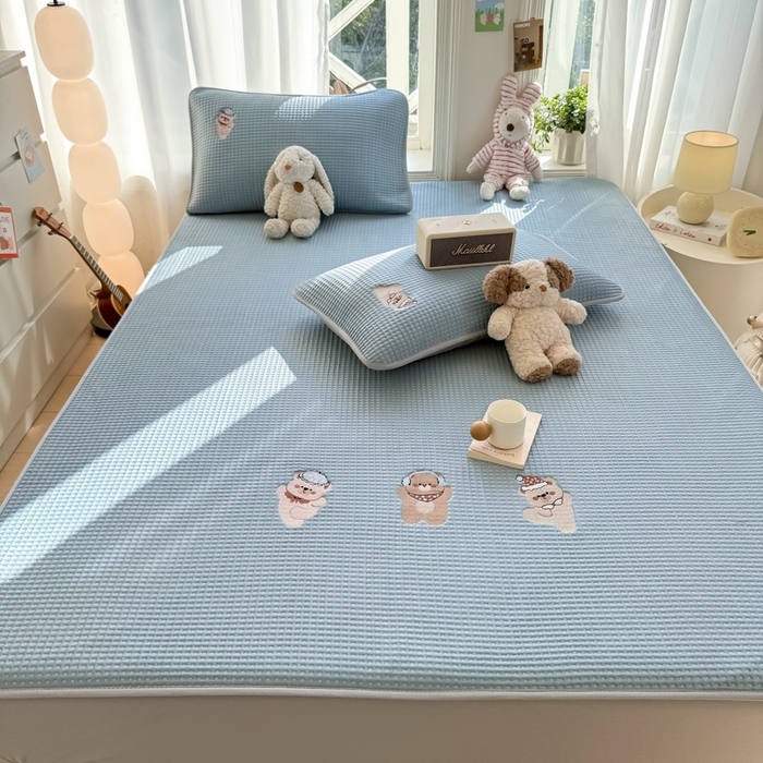 91家纺网 家纺一手货源 找家纺 萌飞 2025新款乙纶PE中分子华夫格凉豆豆凉席 中分子PE凉豆豆凉席-欢乐熊-时尚蓝【床笠款】