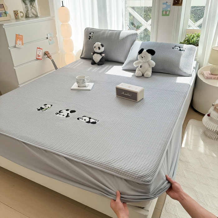 91家纺网 家纺一手货源 找家纺 萌飞 2025新款乙纶PE中分子华夫格凉豆豆凉席 中分子PE凉豆豆凉席-快乐熊猫-灰【床笠款】