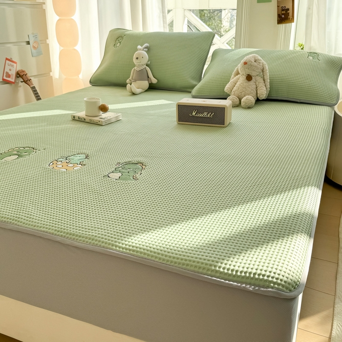 91家纺网 家纺一手货源 找家纺 萌飞 2025新款乙纶PE中分子华夫格凉豆豆凉席 中分子PE凉豆豆凉席-调皮小恐龙-果绿【床笠款】