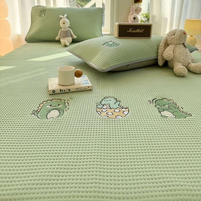 91家纺网 家纺一手货源 找家纺 萌飞 2025新款乙纶PE中分子华夫格凉豆豆凉席 中分子PE凉豆豆凉席-调皮小恐龙-果绿【床笠款】