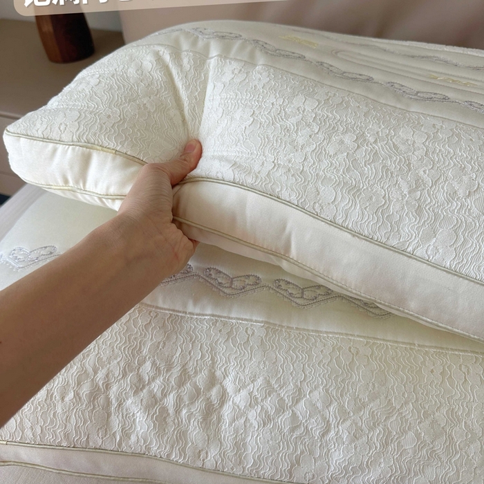 91家纺网 家纺一手货源 找家纺 （总）昕科 2025新款蕾丝复合蚕丝枕-桑蚕丝刺绣蝴蝶蕾丝花边枕芯莱赛尔纤维天丝立体枕头