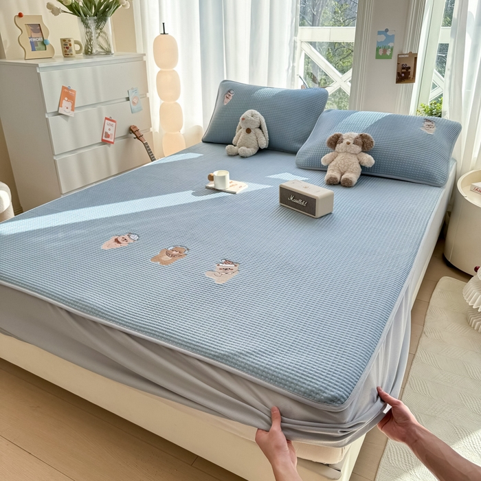 91家纺网 家纺一手货源 找家纺 萌飞 2025新款乙纶PE中分子华夫格凉豆豆凉席 中分子PE凉豆豆凉席-欢乐熊-时尚蓝【床笠款】