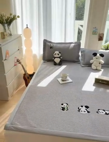 91家纺网 家纺一手货源 找家纺 萌飞 2025新款乙纶PE中分子华夫格凉豆豆凉席 中分子PE凉豆豆凉席-快乐熊猫-灰【平铺款】