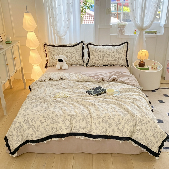 91家纺网 家纺一手货源 找家纺 大麦家纺 2025新款云感双层纱花边夏被四件套 复古印刷