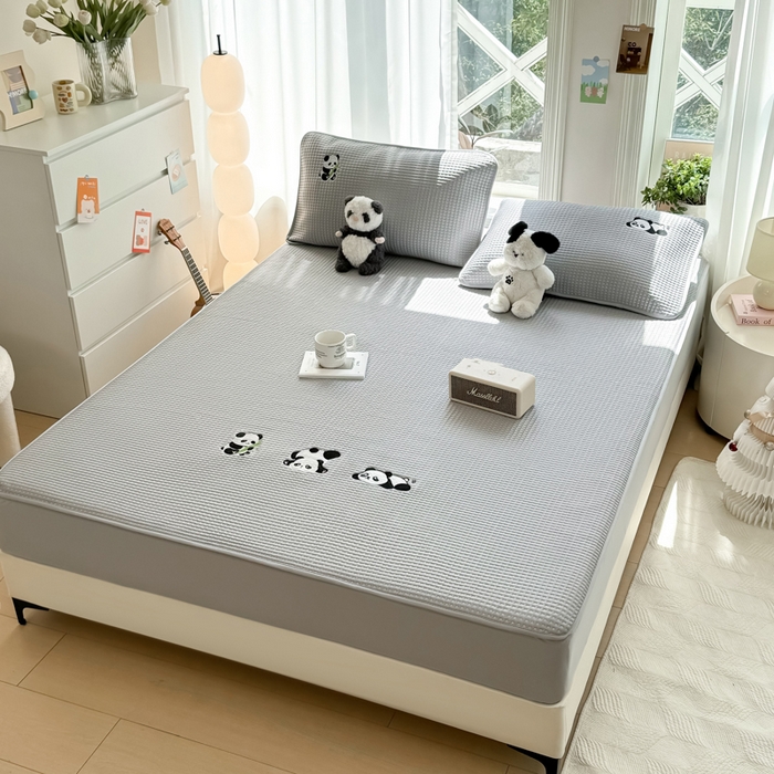 91家纺网 家纺一手货源 找家纺 萌飞 2025新款乙纶PE中分子华夫格凉豆豆凉席 中分子PE凉豆豆凉席-快乐熊猫-灰【床笠款】