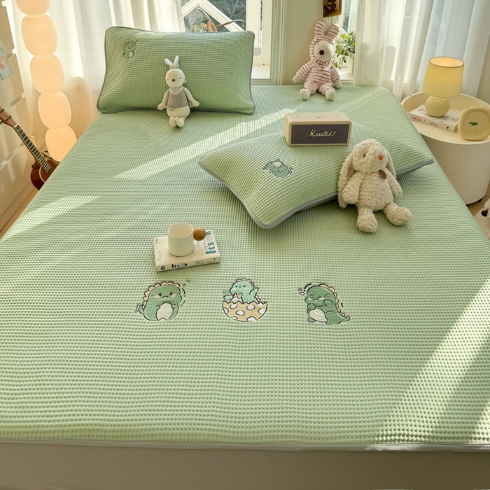 91家纺网 家纺一手货源 找家纺 萌飞 2025新款乙纶PE中分子华夫格凉豆豆凉席 中分子PE凉豆豆凉席-调皮小恐龙-果绿【床笠款】